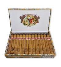 Lot 135 - Romeo y Julieta Coronitas en cedro