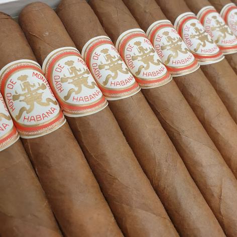 Lot 104 - Hoyo de Monterrey Churchills