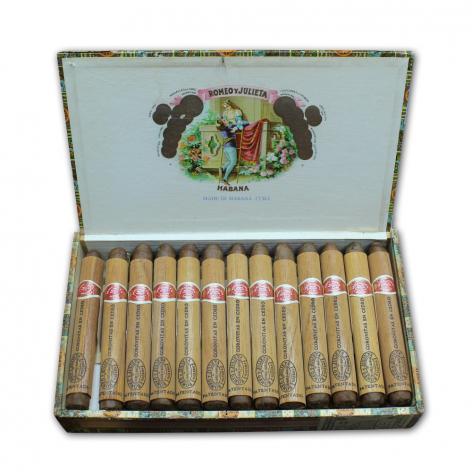 Lot 111 - Romeo y Julieta Coronitas en Cedro