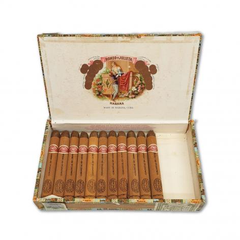 Lot 111 - Romeo y Julieta Coronitas en Cedro 