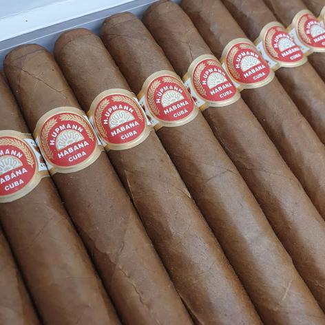 Lot 127 - H. Upmann Petit Coronas