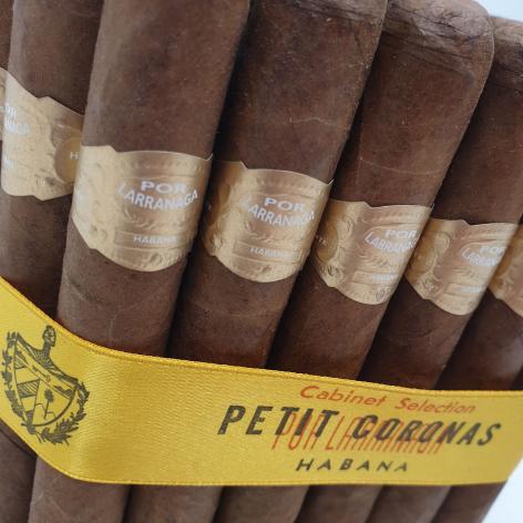 Lot 135 - Por Larranaga Petit Coronas 
