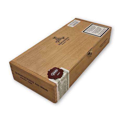 Lot 135 - Montecristo Petit Edmundo