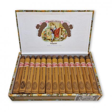 Lot 135 - Romeo y Julieta Coronitas en cedro