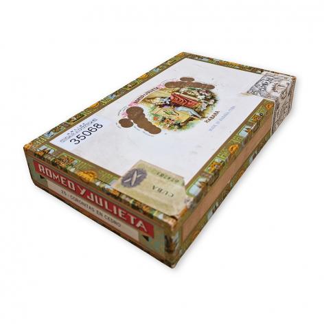 Lot 135 - Romeo y Julieta Coronitas en cedro