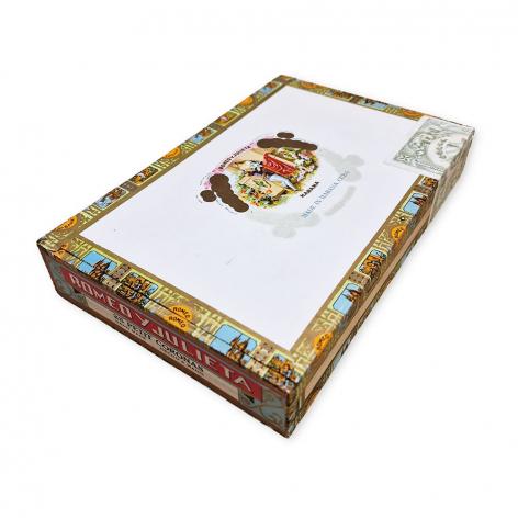 Lot 136 - Romeo y Julieta Petit Coronas