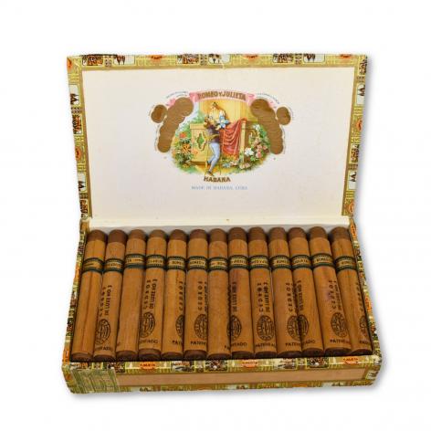 Lot 143 - Romeo y Julieta  Cedros de Luxe No.3