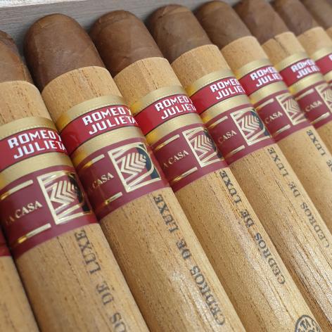 Lot 149 - Romeo y Julieta Cedros de Luxe 