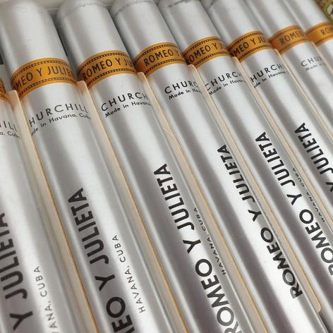 Lot 14 - Romeo y Julieta Churchills 