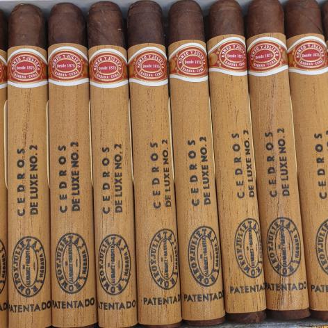 Lot 153 - Romeo y Julieta Cedros de Luxe No. 2