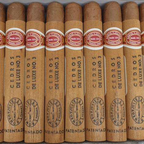 Lot 155 - Romeo y Julieta Cedros de Luxe No. 3