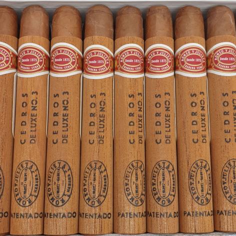 Lot 156 - Romeo y Julieta Cedros de Luxe No. 3