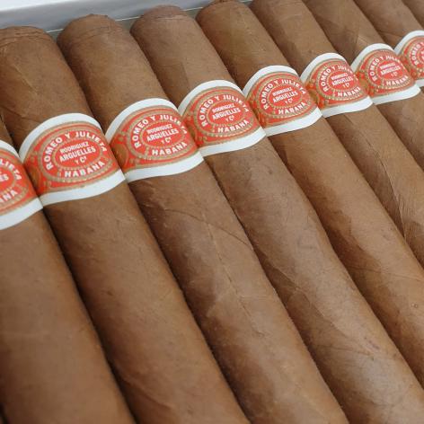 Lot 159 - Romeo y Julieta Coronas 