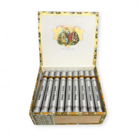 Lot 16 - Romeo y Julieta Churchills