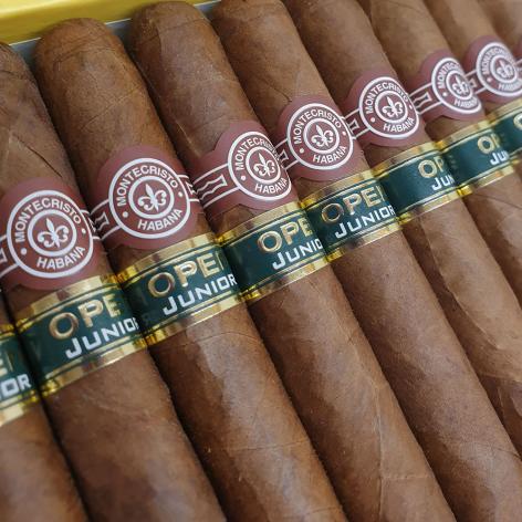 Lot 165 - Montecristo Junior