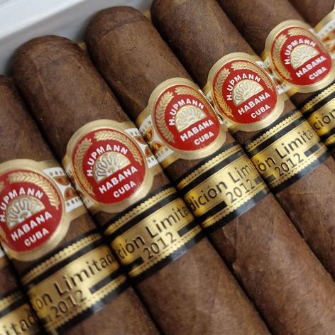 Lot 167 - H. Upmann Robustos