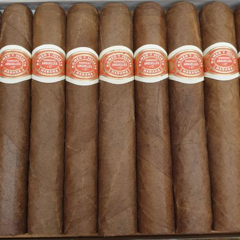 Lot 169 - Romeo y Julieta Petit Princes