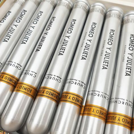 Lot 16 - Romeo y Julieta Churchills