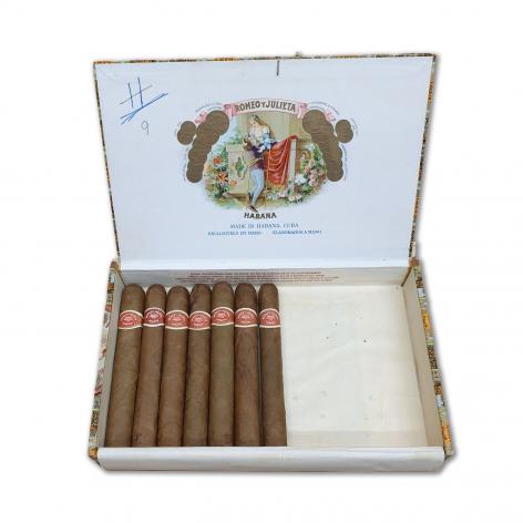 Lot 172 - Romeo y Julieta Petit Coronas 