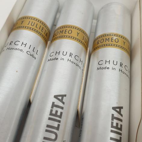 Lot 17 - Romeo y Julieta Churchills 