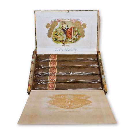 Lot 17 - Romeo y Julieta Petit Cetros 