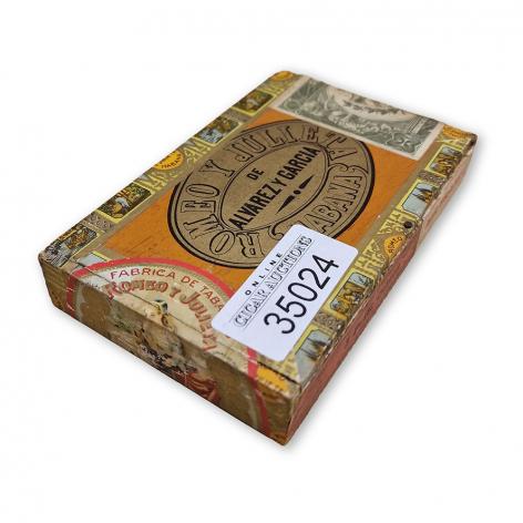 Lot 17 - Romeo y Julieta Petit Cetros 