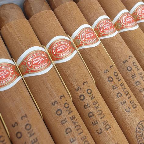 Lot 195 - Romeo y Julieta Cedros de Luxe No. 2