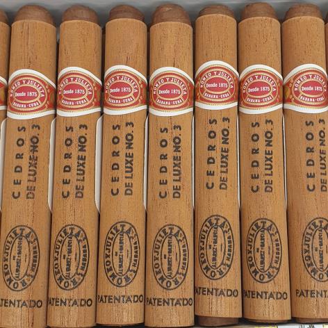 Lot 196 - Romeo y Julieta Cedros de Luxe No. 3