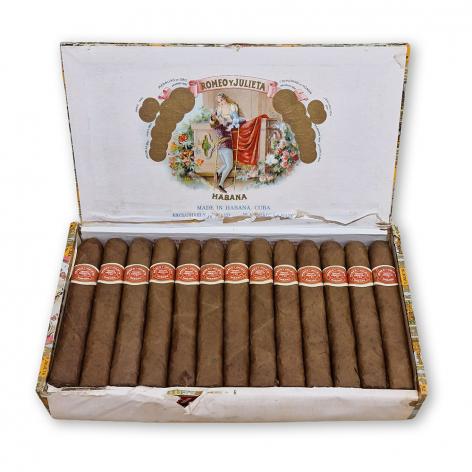 Lot 19 - Romeo y Julieta Tres Petit Coronas 