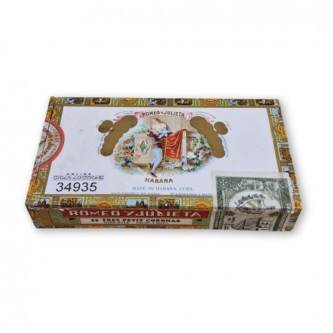 Lot 19 - Romeo y Julieta Tres Petit Coronas 