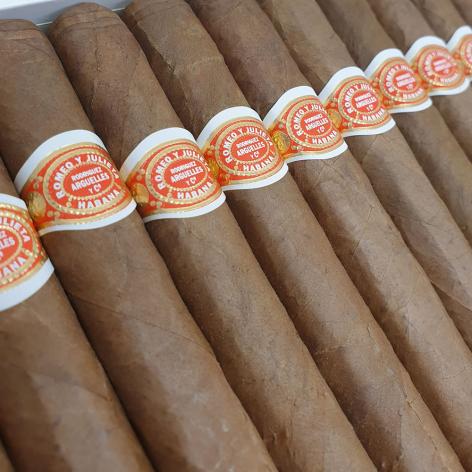 Lot 201 - Romeo y Julieta Coronas 
