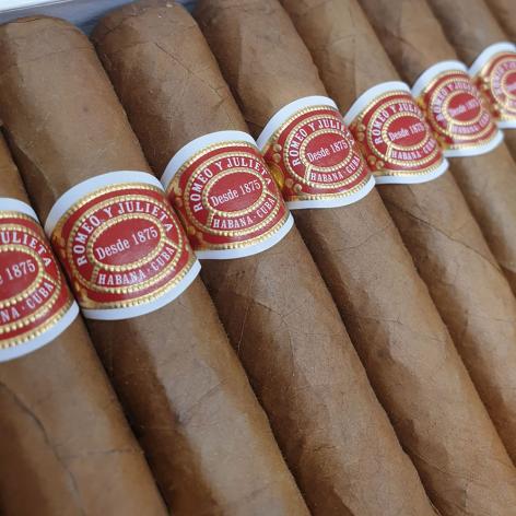 Lot 207 - Romeo y Julieta Petit Coronas