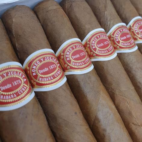 Lot 208 - Romeo y Julieta Petit Coronas