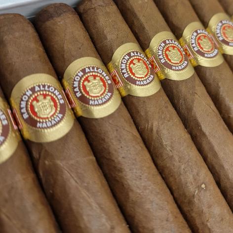 Lot 208 - Ramon Allones Small Club Coronas