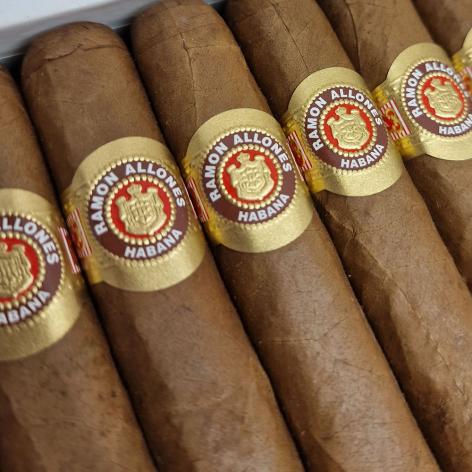 Lot 209 - Ramon Allones Small Club Coronas