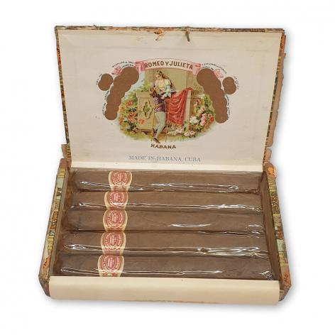 Lot 20 - Romeo y Julieta Petit Cetros 