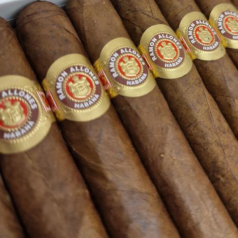 Lot 210 - Ramon Allones Small Club Coronas