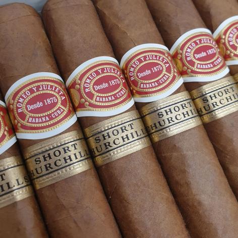 Lot 211 - Romeo y Julieta Short Churchills 
