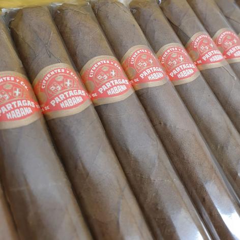 Lot 215 - Partagas Londres Finos 