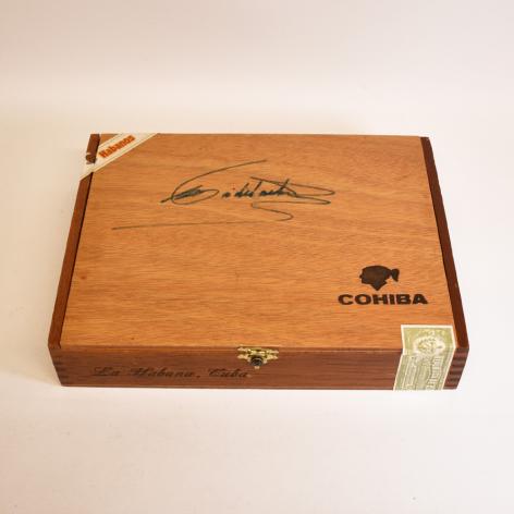 Lot 21 - Cohiba Esplendidos - Signed by Fidel Castro