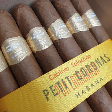 Lot 238 - Por Larranaga Petit Coronas 