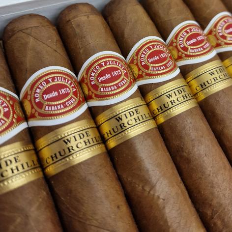 Lot 238 - Romeo y Julieta Wide Churchills