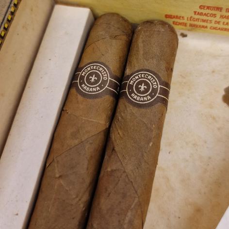 Lot 247 - Dunhill Montecristo Seleccion Suprema No. 4