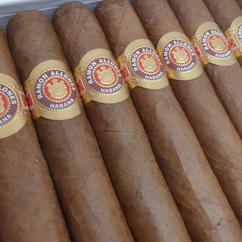 Lot 250 - Ramon Allones Small Club Coronas