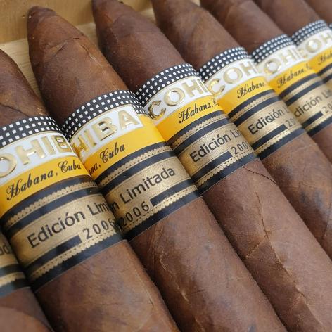Lot 250 - Cohiba Piramides 