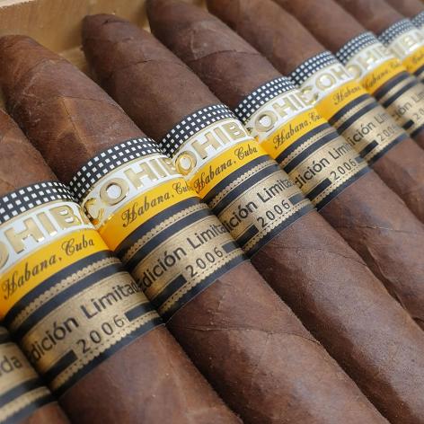 Lot 251 - Cohiba Piramides 