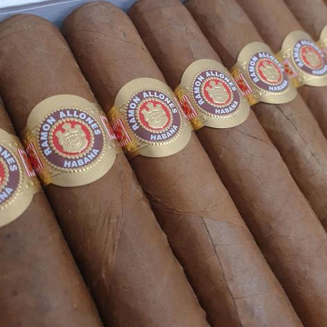 Lot 252 - Ramon Allones Specially Selected
