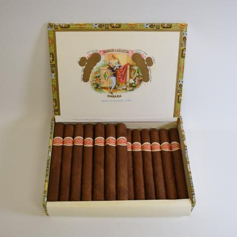 Lot 253 - Romeo y Julieta Coronas