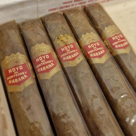Lot 261 - Hoyo De Monterrey Palmas Extra
