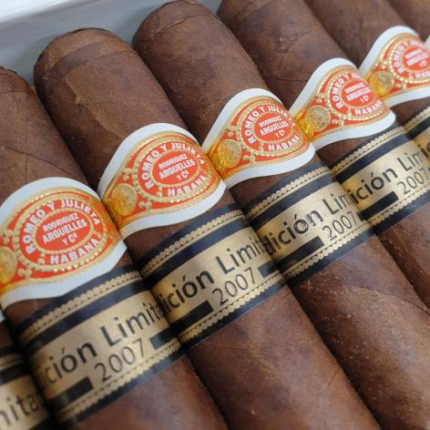 Lot 263 - Romeo y Julieta Escudos 